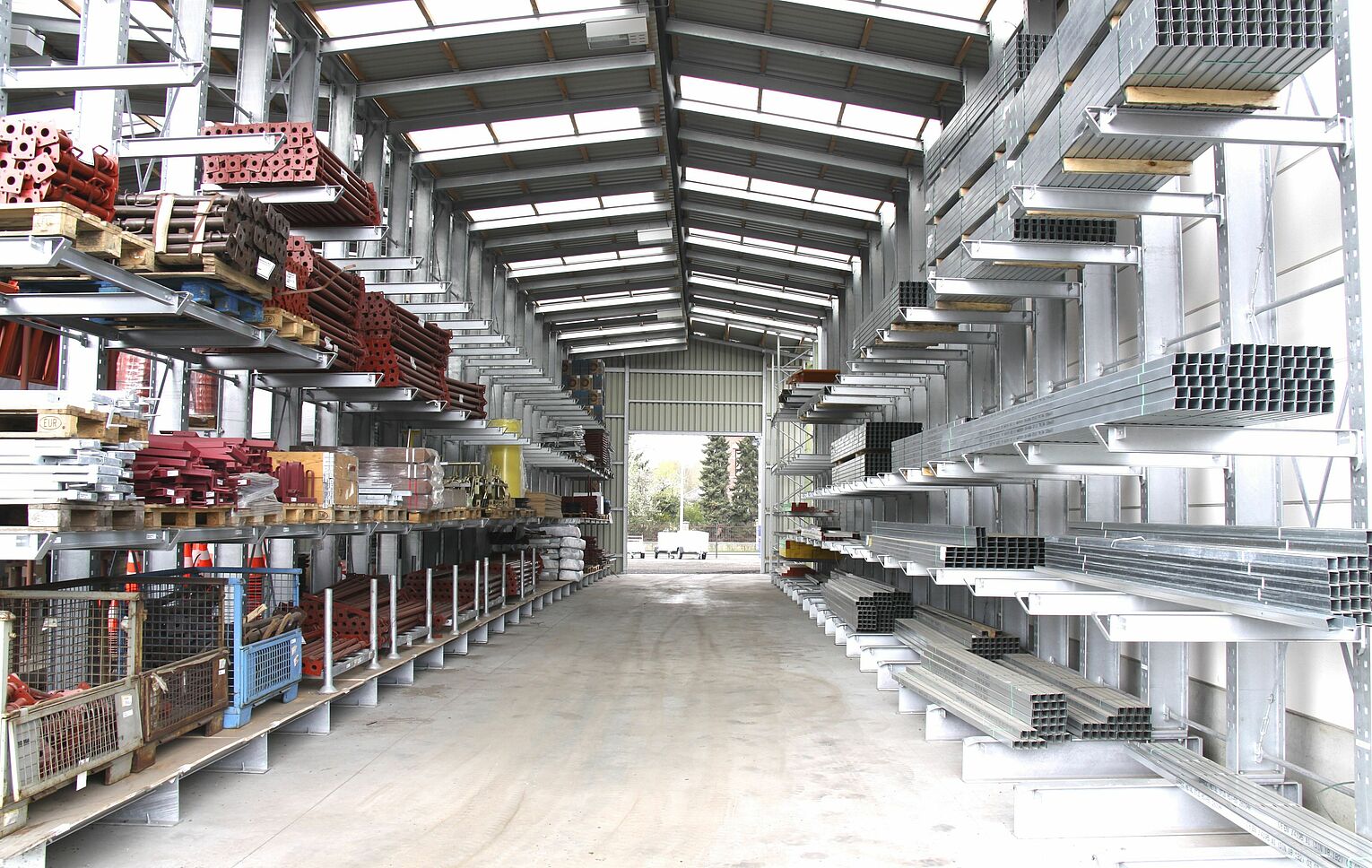 Rack-clad warehouse Cantilever racking