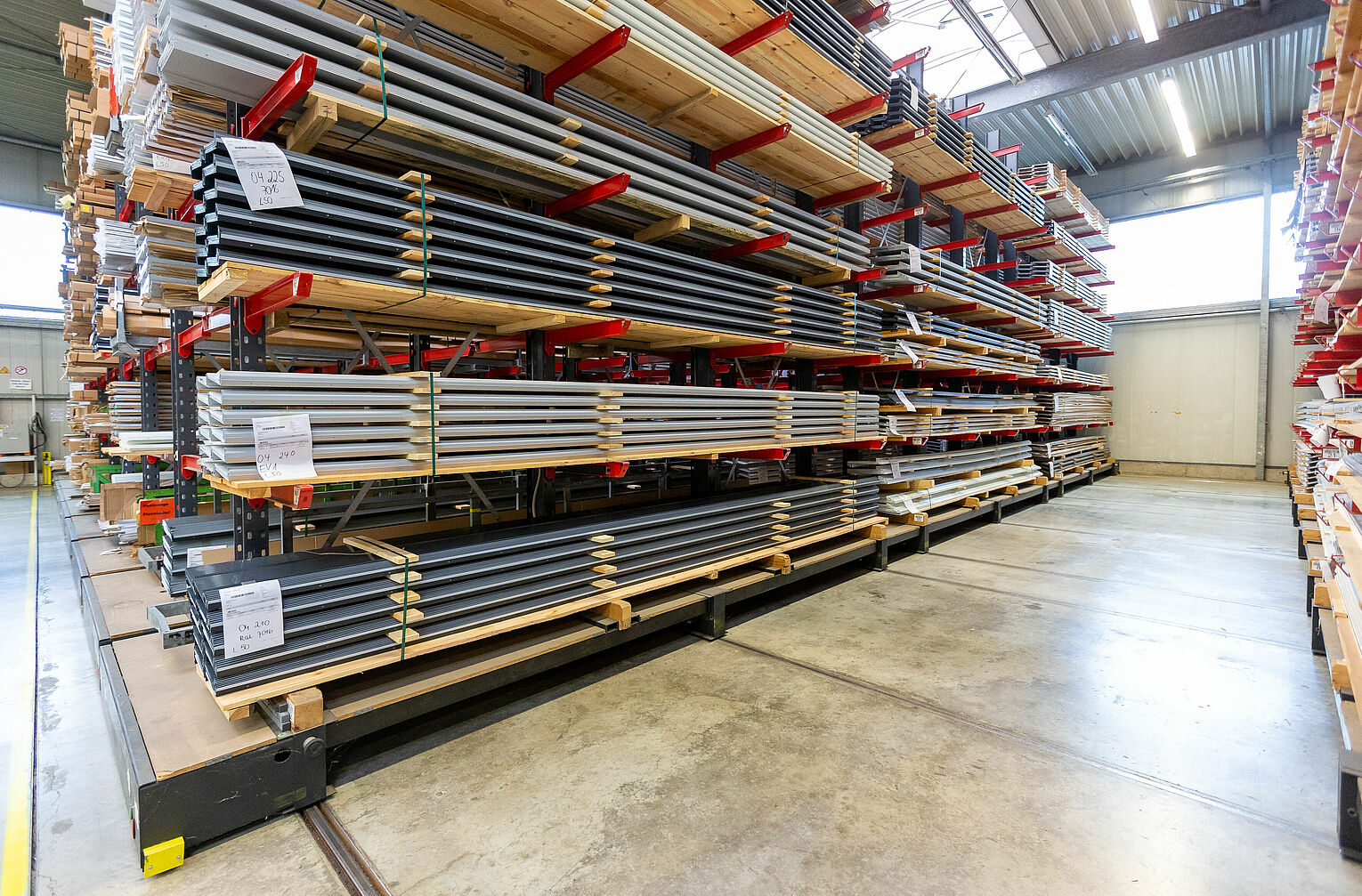 Mobile cantilever racking