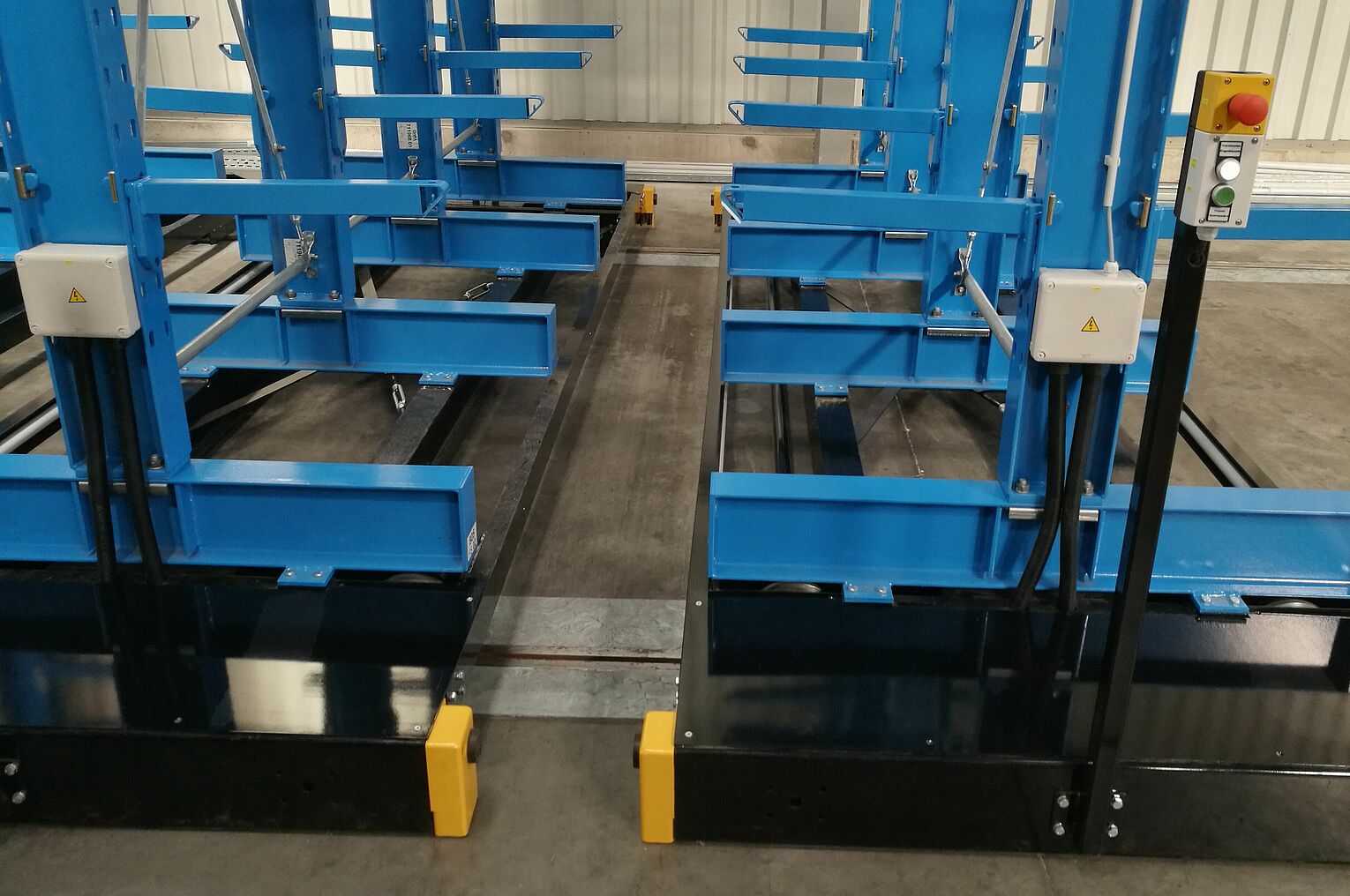 Mobile cantilever racking