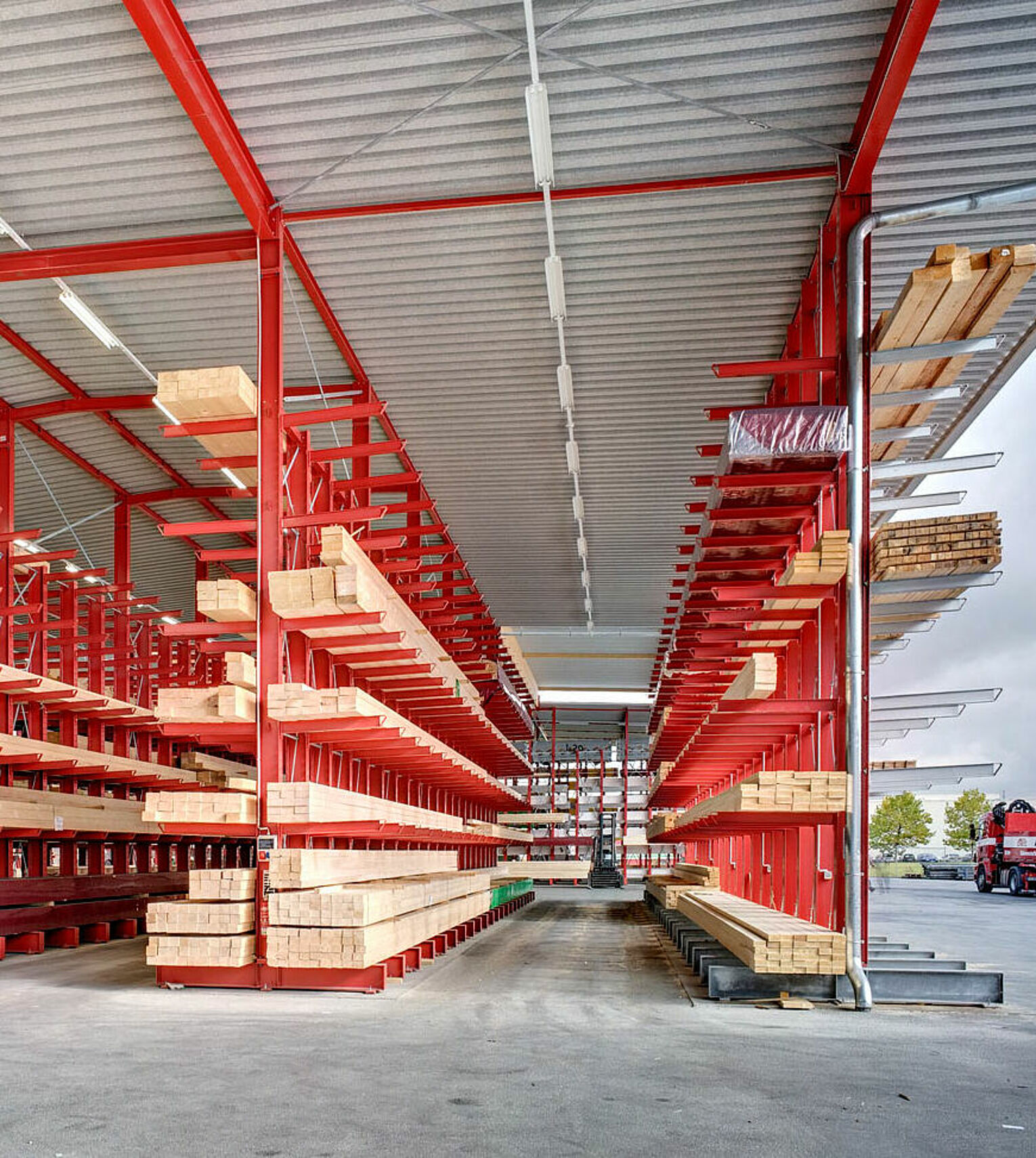 Rack-clad warehouse Cantilever racking