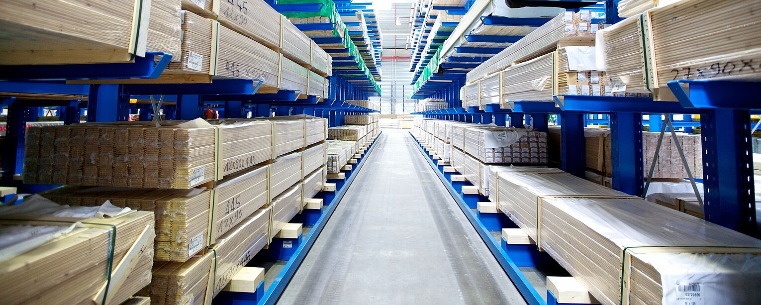 Cantilever racking for narrow aisle