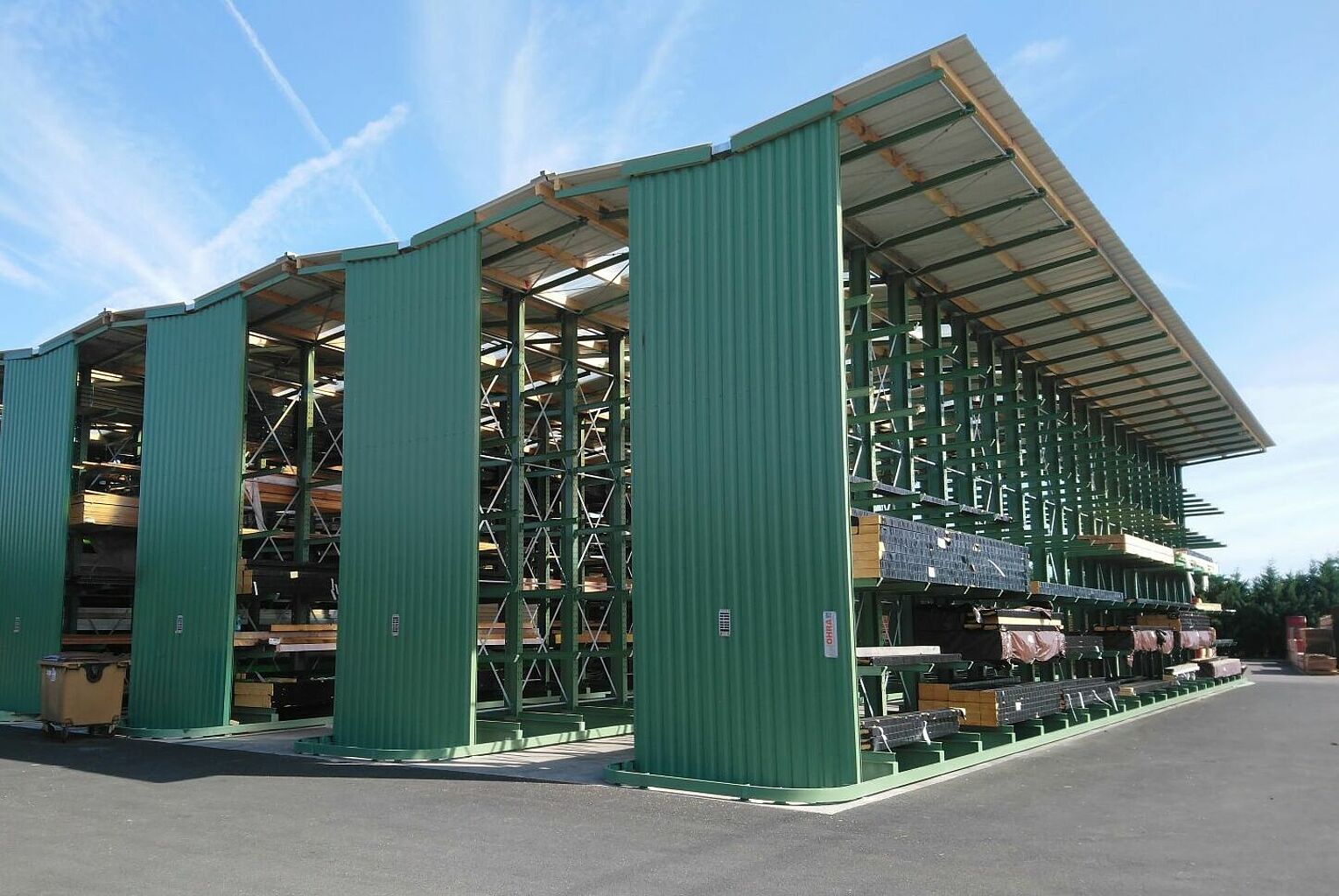 Rack-clad warehouse Cantilever racking