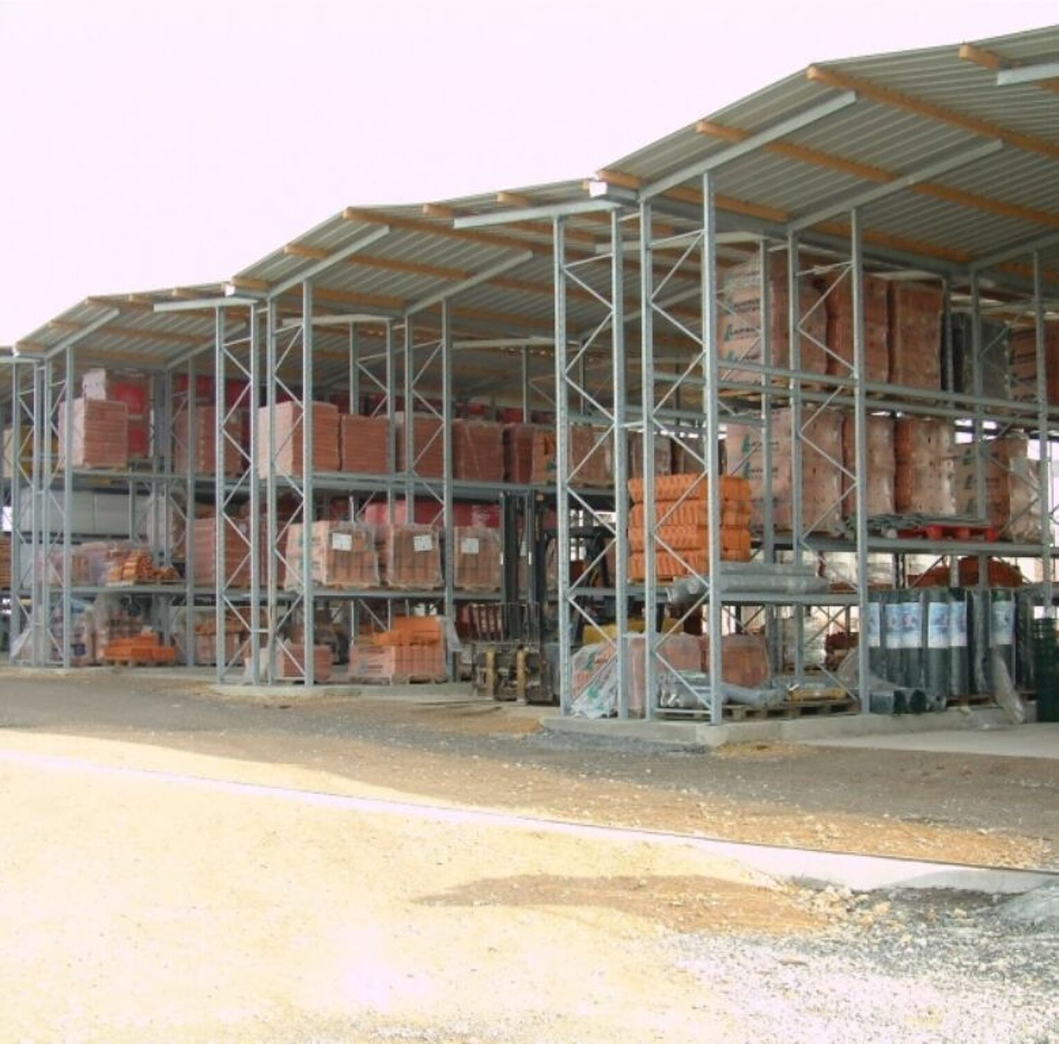 Rack-clad warehouse Cantilever racking