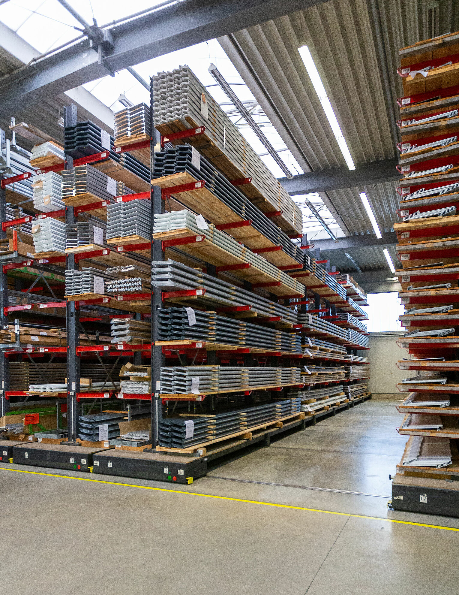 Mobile cantilever racking