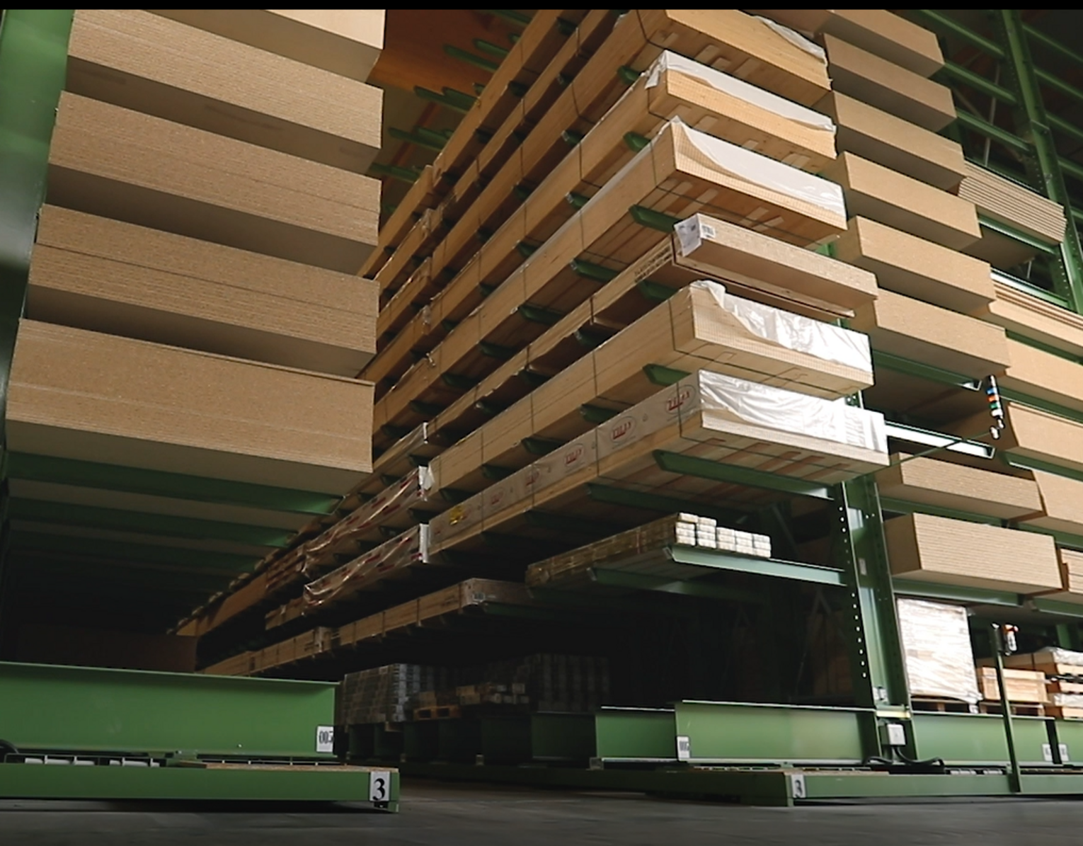 Mobile cantilever racking