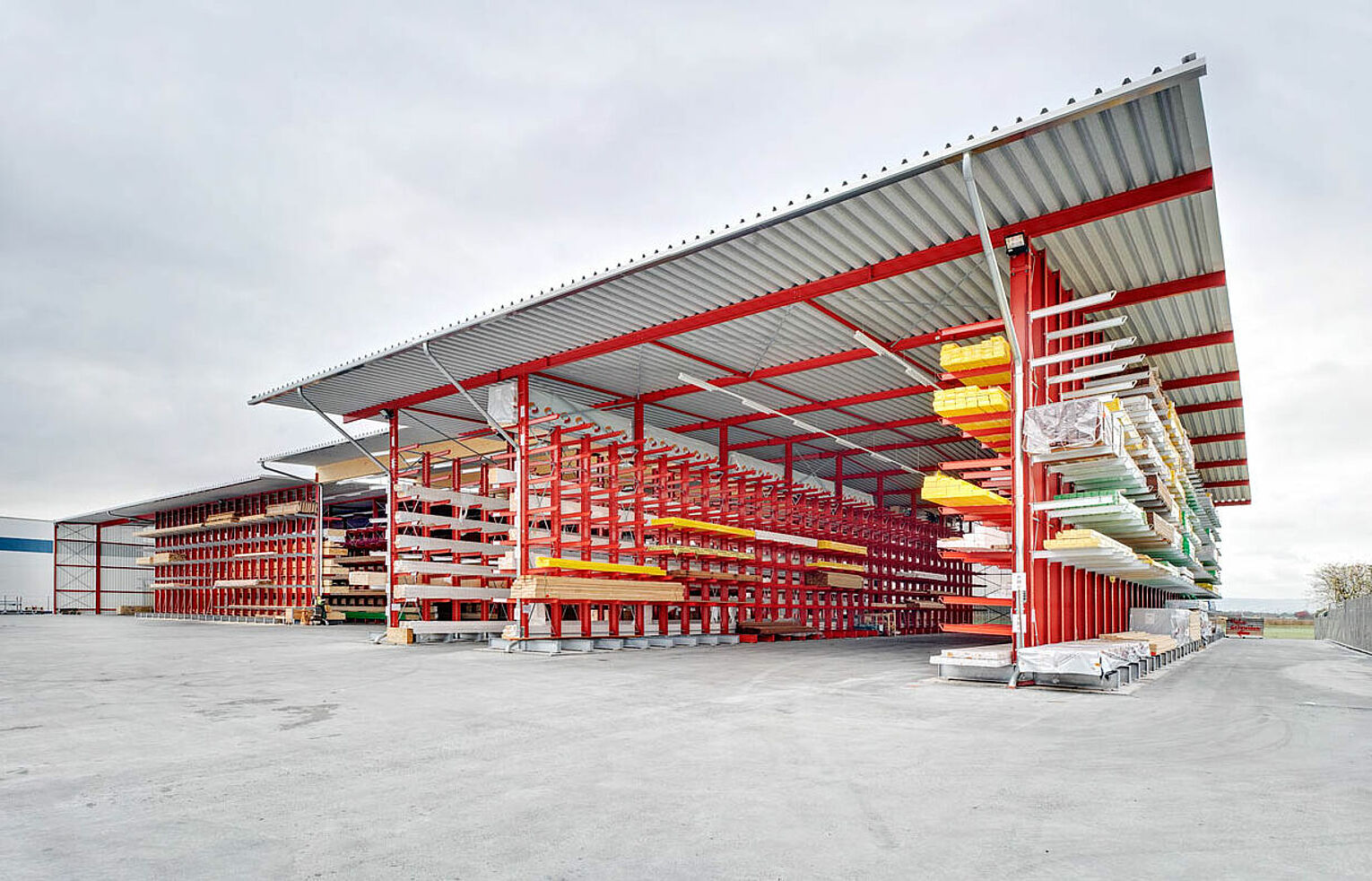 Rack-clad warehouse cantilever racking